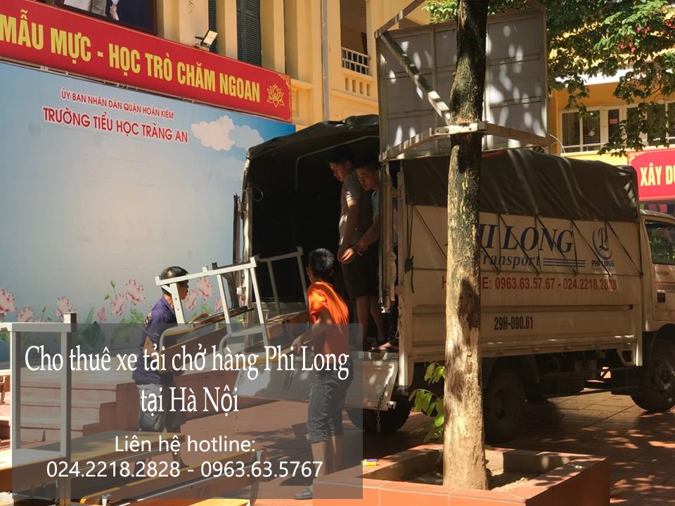 Xe tải chở hàng thuê tại phố Hàng Hòm