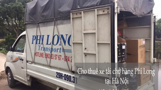 Xe tải chở hàng tại phố Nguyễn Huy Nhuận