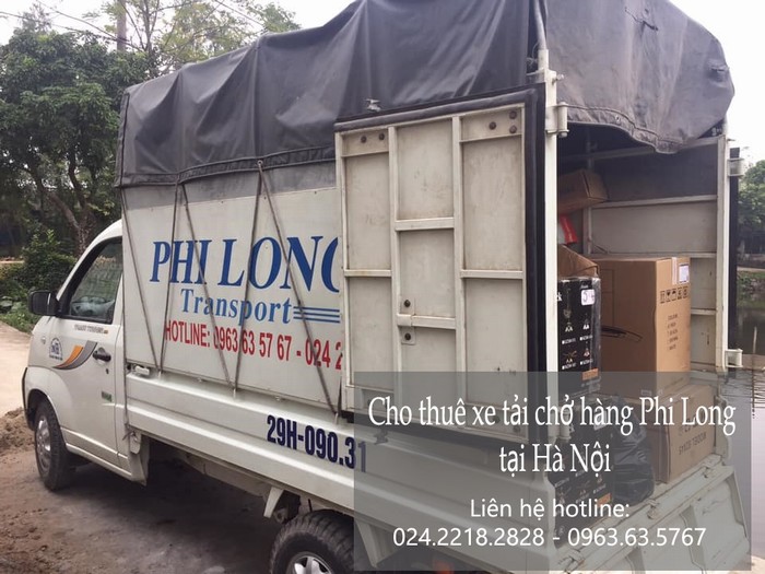 Xe tải chở hàng tại phố Nguyễn Huy Nhuận