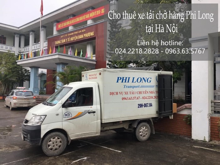 Xe tải chở hàng Phi Long tại phố Chính Trung