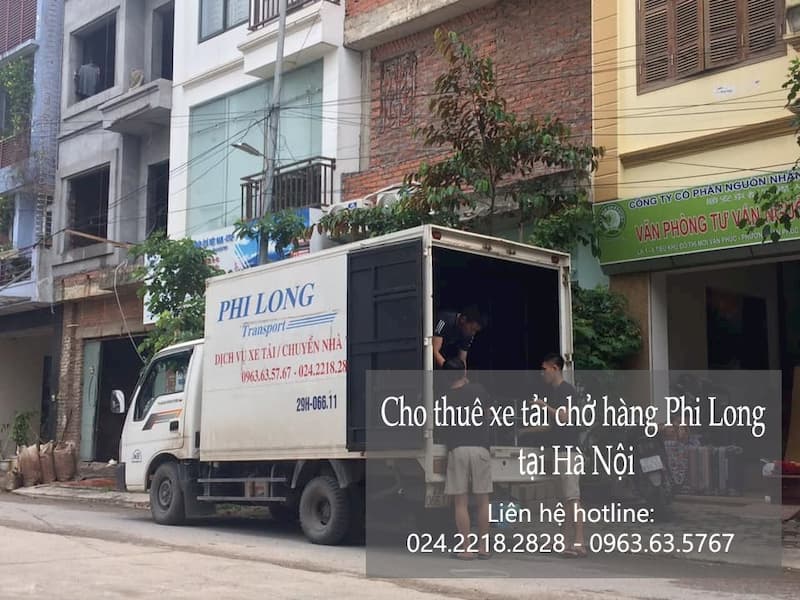 Xe tải chở hàng tại phường Đức Giang