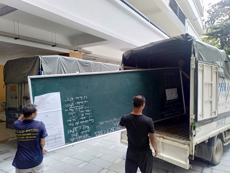 Xe tải chở hàng thuê Phi Long tại xã Nam Phong