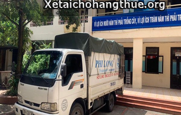 Xe tải chở hàng tại khu đô thị hoàng văn thụ