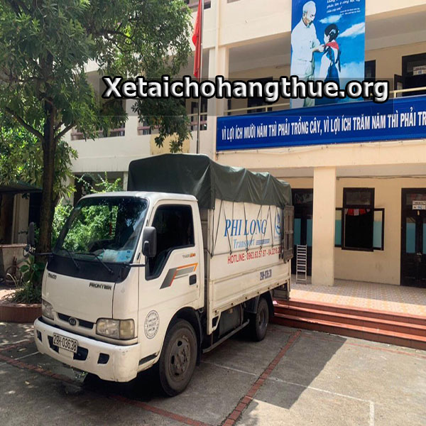 Xe tải chở hàng tại khu đô thị hoàng văn thụ