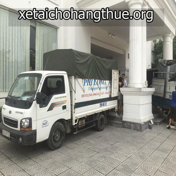 xe tải chở hàng tại chung cư Hanhud